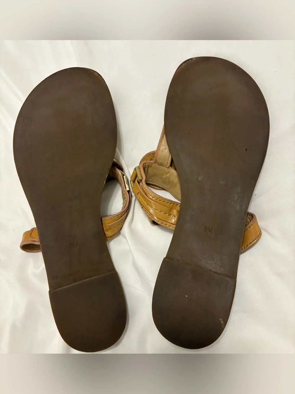 Tory Burch Cassia Women’s Yellow Gold  T Logo Leather Sandals Size 9